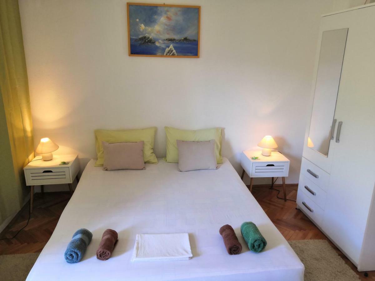 Apartments Srhoj Stari Grad  Εξωτερικό φωτογραφία